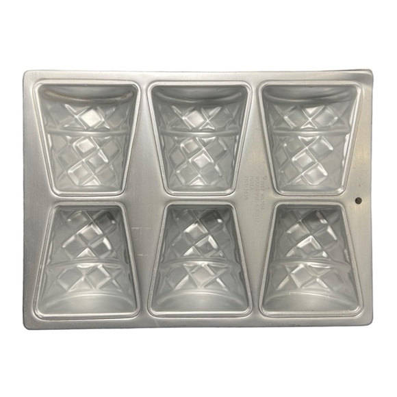 Wilton 1987 Ice Cream Cone Vintage Aluminum Cake Pan - Picture 2 of 3